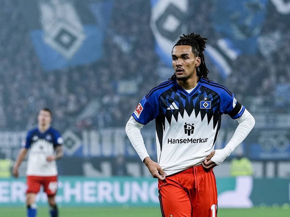 Damion Downs steht für den Hamburger SV auf dem Rasen.