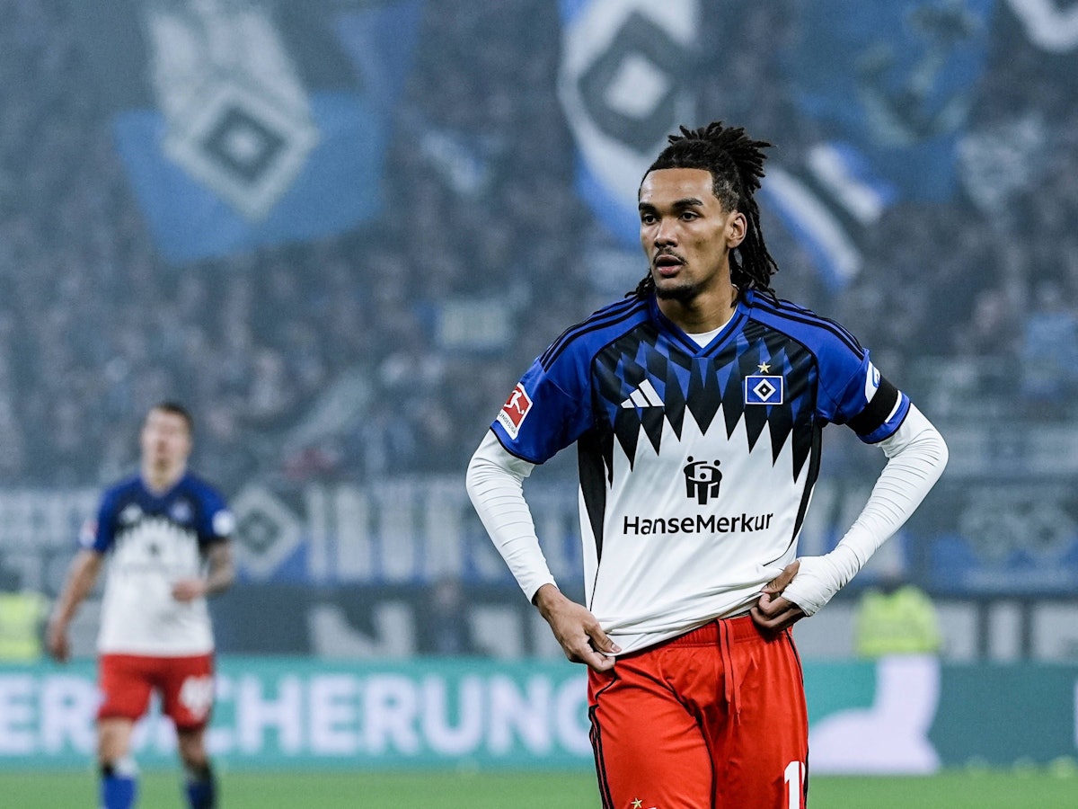 Damion Downs steht für den Hamburger SV auf dem Rasen.