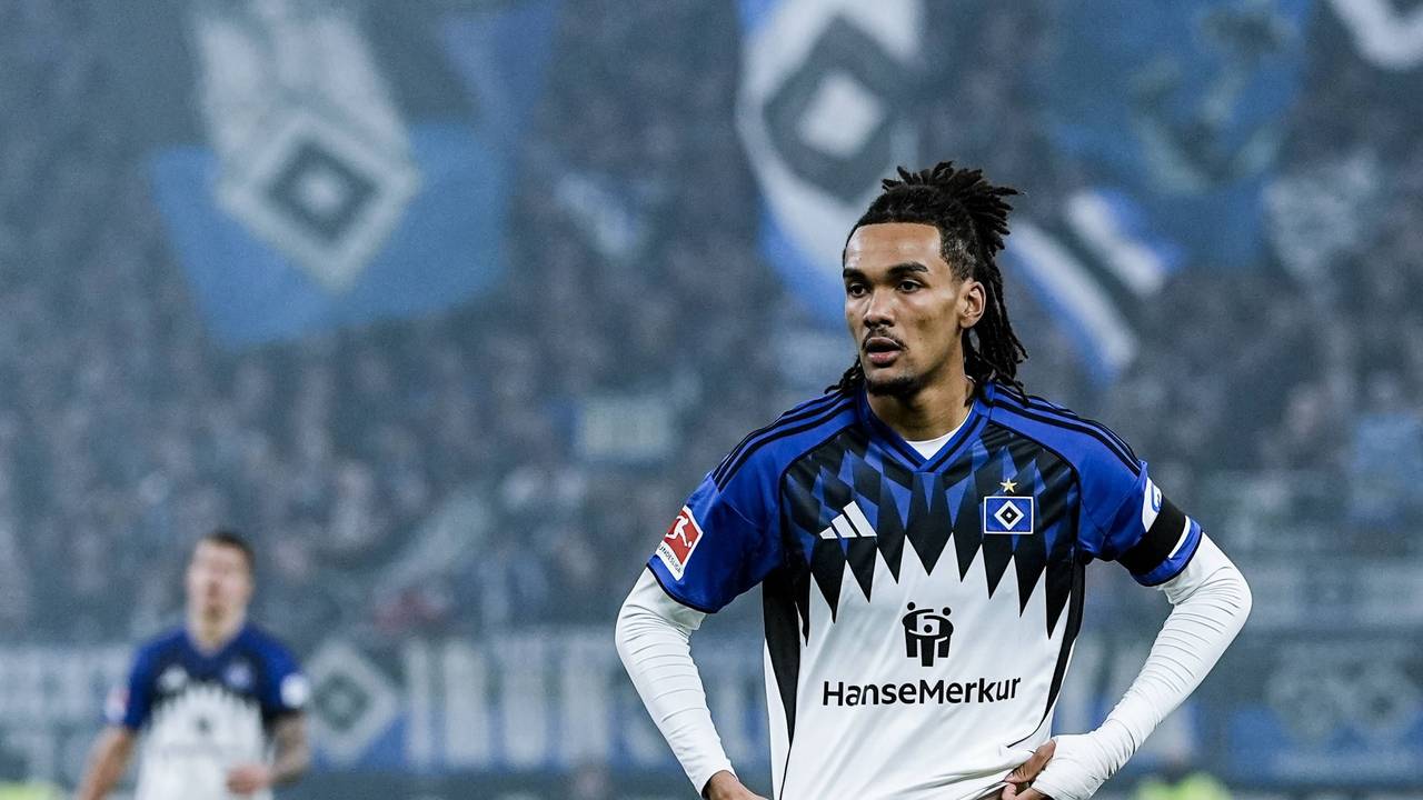 Damion Downs steht für den Hamburger SV auf dem Rasen.