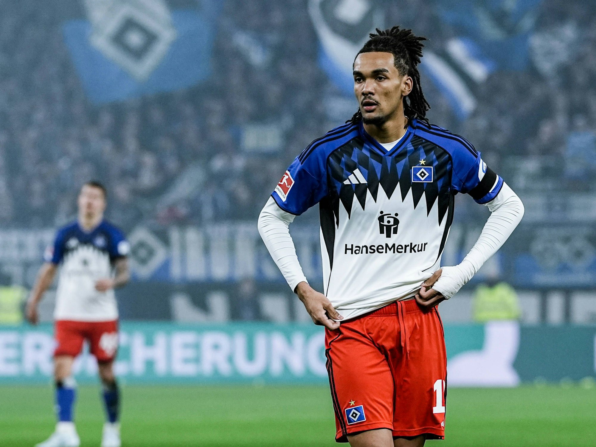 Damion Downs steht für den Hamburger SV auf dem Rasen.