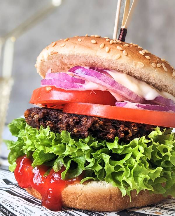 Ein Patty aus Kidneybohnen auf einem Veggie-Burger.
