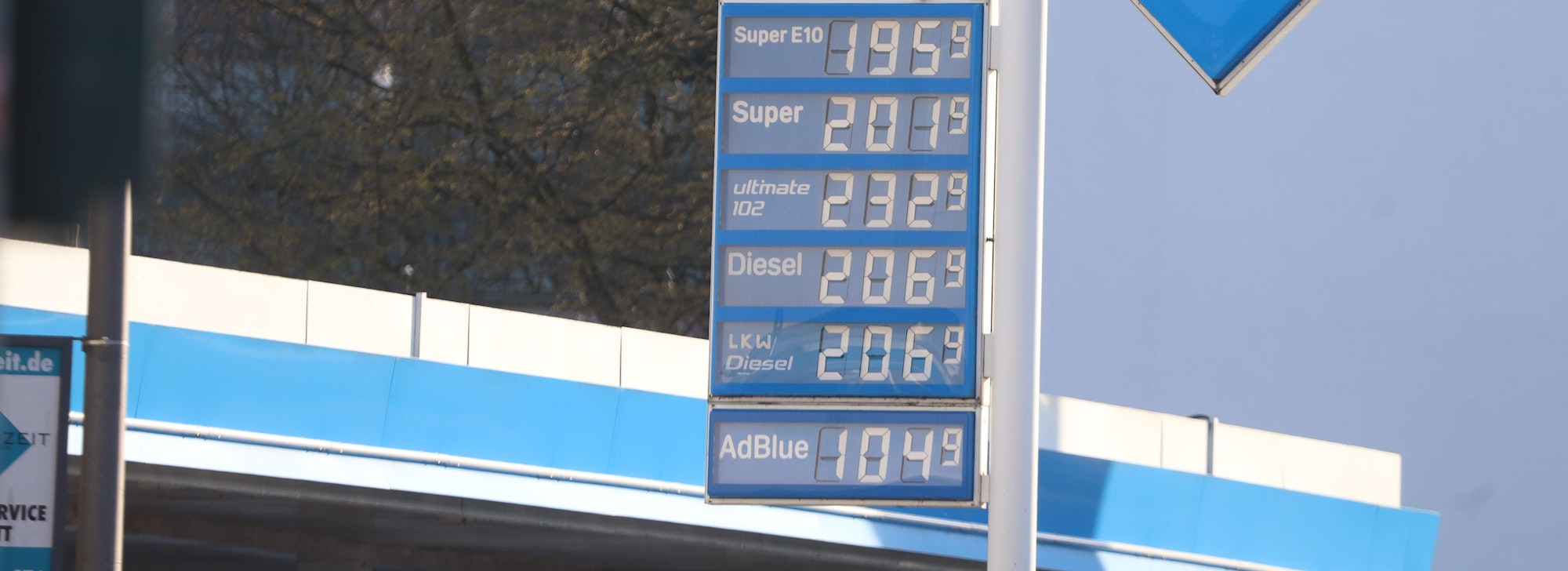 Eine Tankstelle an der Äußeren Kanalstraße: Durch den Krieg zwischen den USA und dem Iran steigen die Spritpreise in Deutschland.