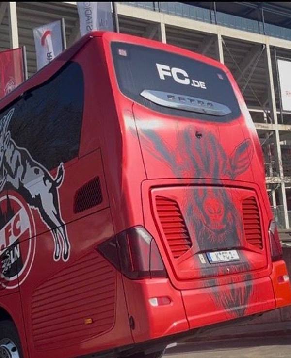 Der FC-Bus auf dem Weg in die Tiefgarage im Rhein-Energie-Stadion.