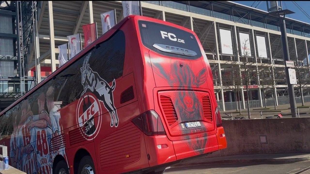Der FC-Bus auf dem Weg in die Tiefgarage im Rhein-Energie-Stadion.