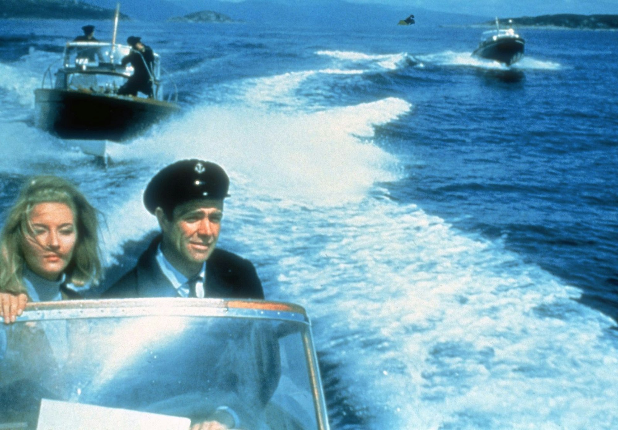 Die Gegner liefern sich gefährliche Verfolgungsjagden: Die Verbrecherorganisation „Phantom“ jagt Bond (Sean Connery) und Tatjana (Daniela Bianchi). (Bild: RTL / (c) 1963 Danjaq, LLC and Metro-Goldwyn-Mayer Studios Inc. All Rights Reserved)