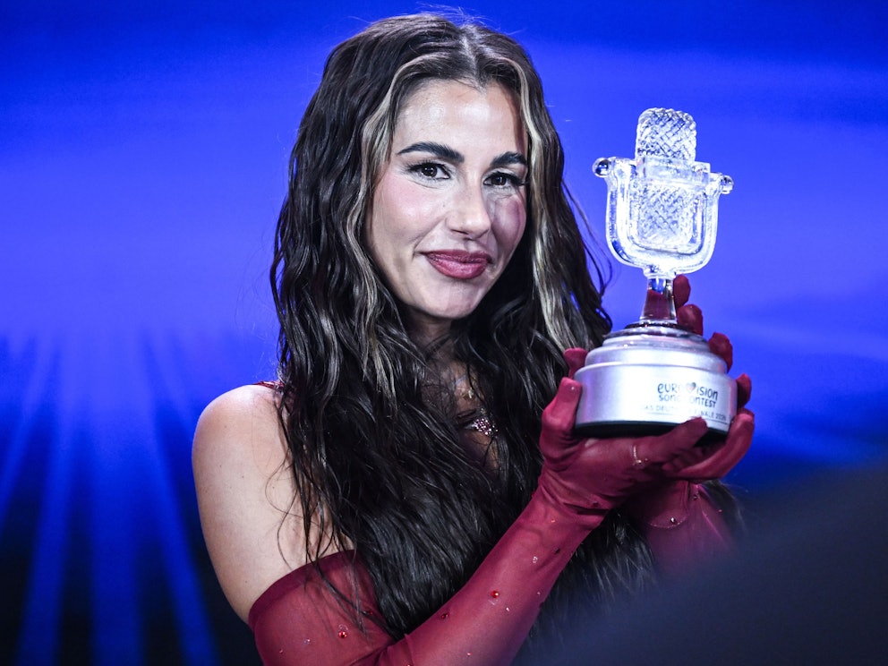 Sarah Engels hält beim ESC-Vorentscheid stolz ihren Pokal hoch.