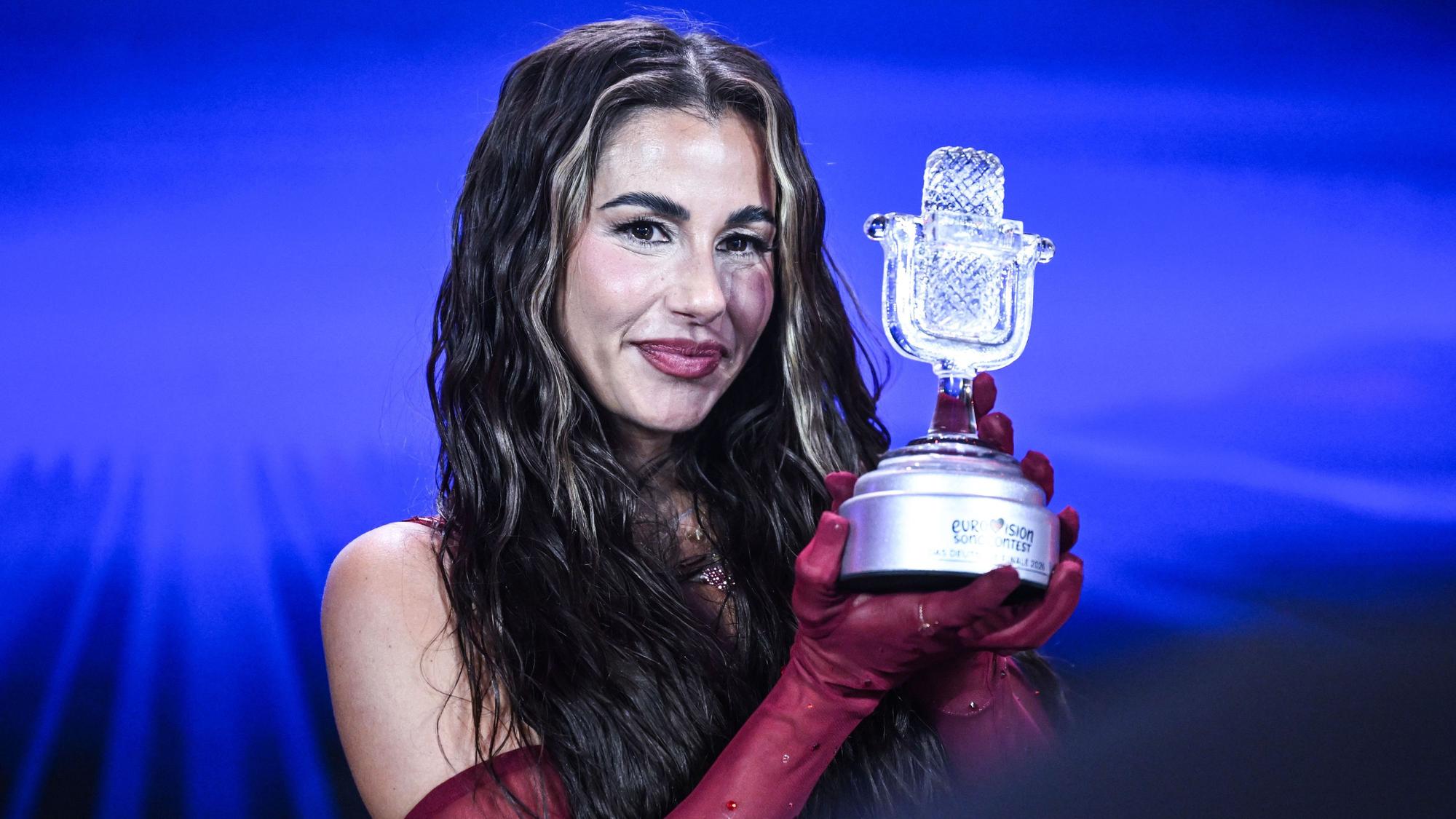 Sarah Engels hält beim ESC-Vorentscheid stolz ihren Pokal hoch.
