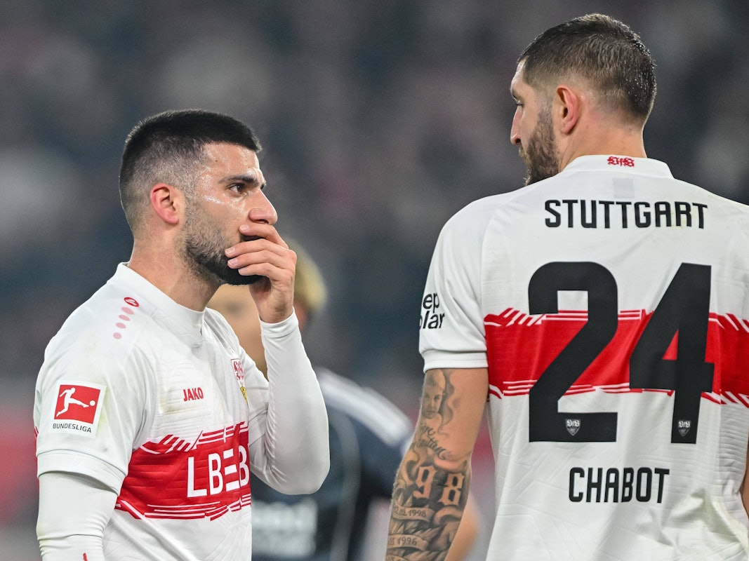 Deniz Undav sagt beim Spiel hinter vorgehaltener Hand etwas zu Jeff Chabot.