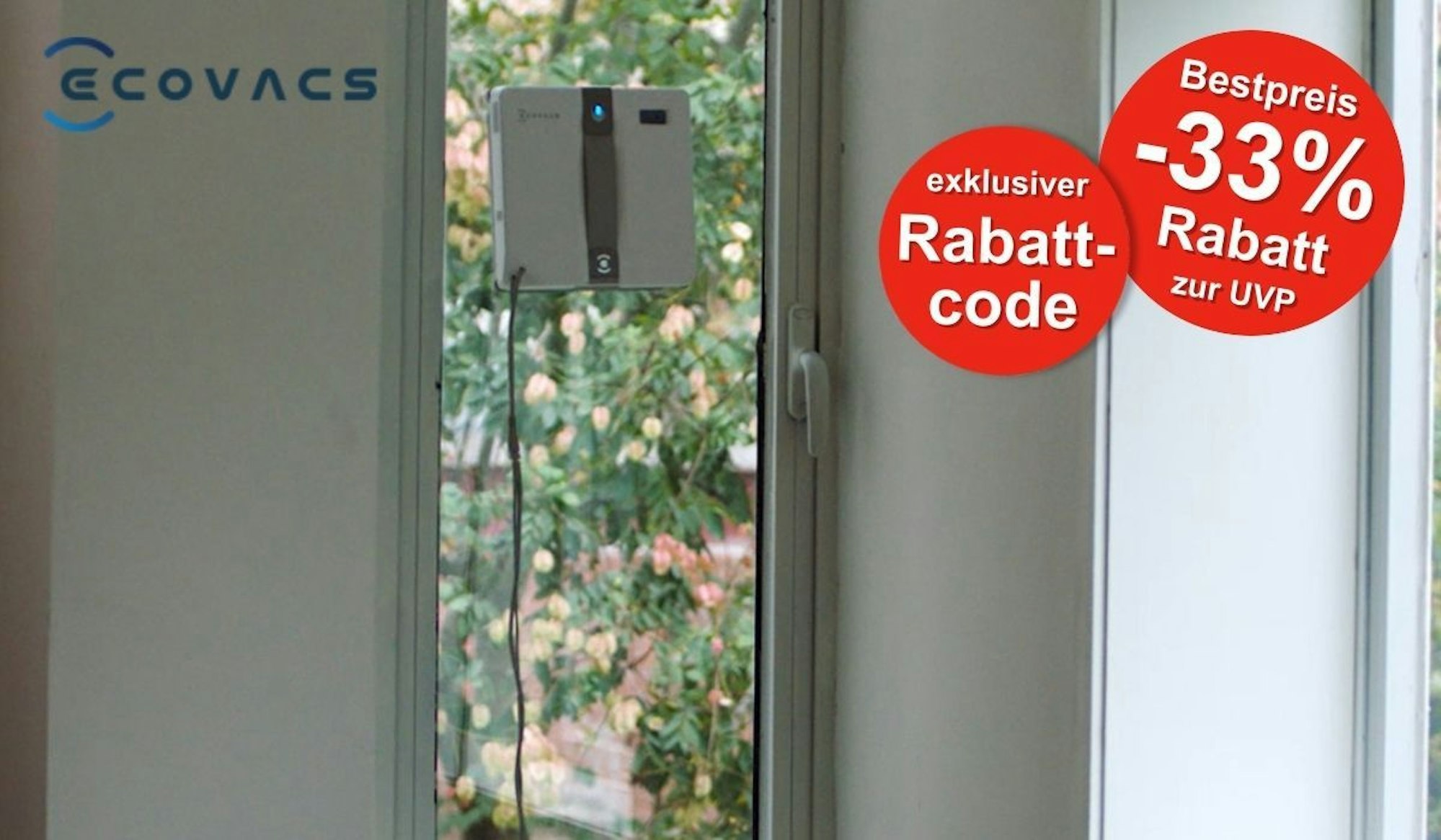 Der ECOVACS Fensterputzroboter WINBOT MINI hängt an einer Balkon-Glastür und putzt diese.