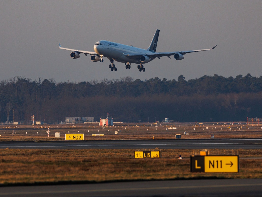 Eine Lufthansa Maschine aus Maskat im Landeanflug. Der erste Evakuierungsflug im Auftrag der Bundesregierung ist am frühen Donnerstagmorgen am Frankfurter Flughafen gelandet.