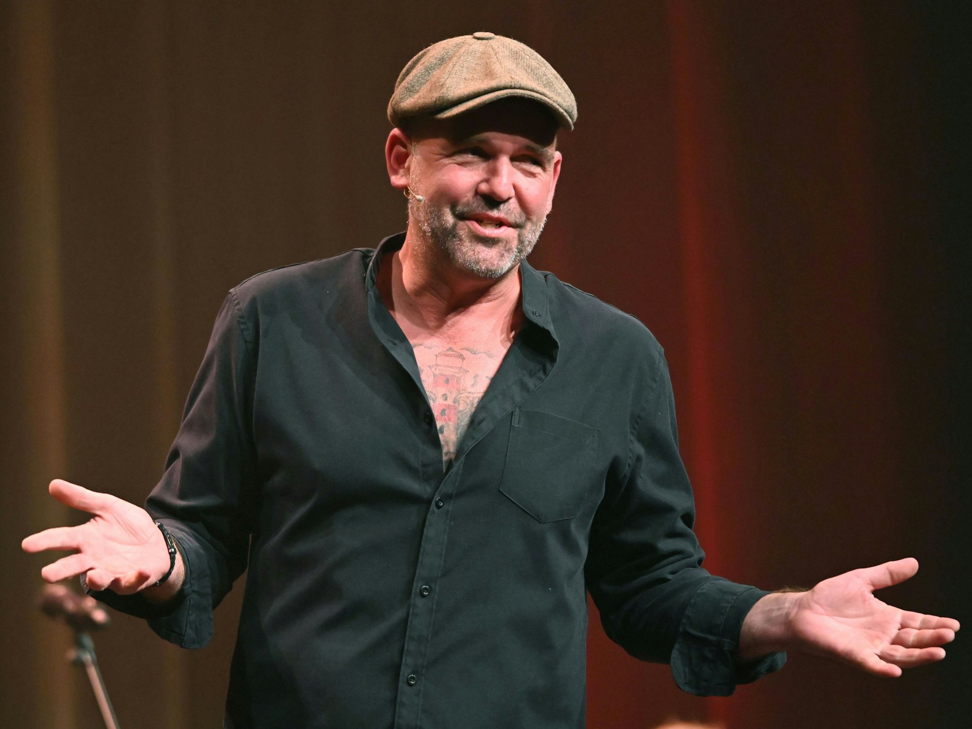 Heinz-Wilhelm Esser, auch bekannt als Doc Esser, ist ein deutscher Facharzt, Fernseh-, Podcast- und Hörfunkmoderator, Autor, Unternehmer und Musiker.