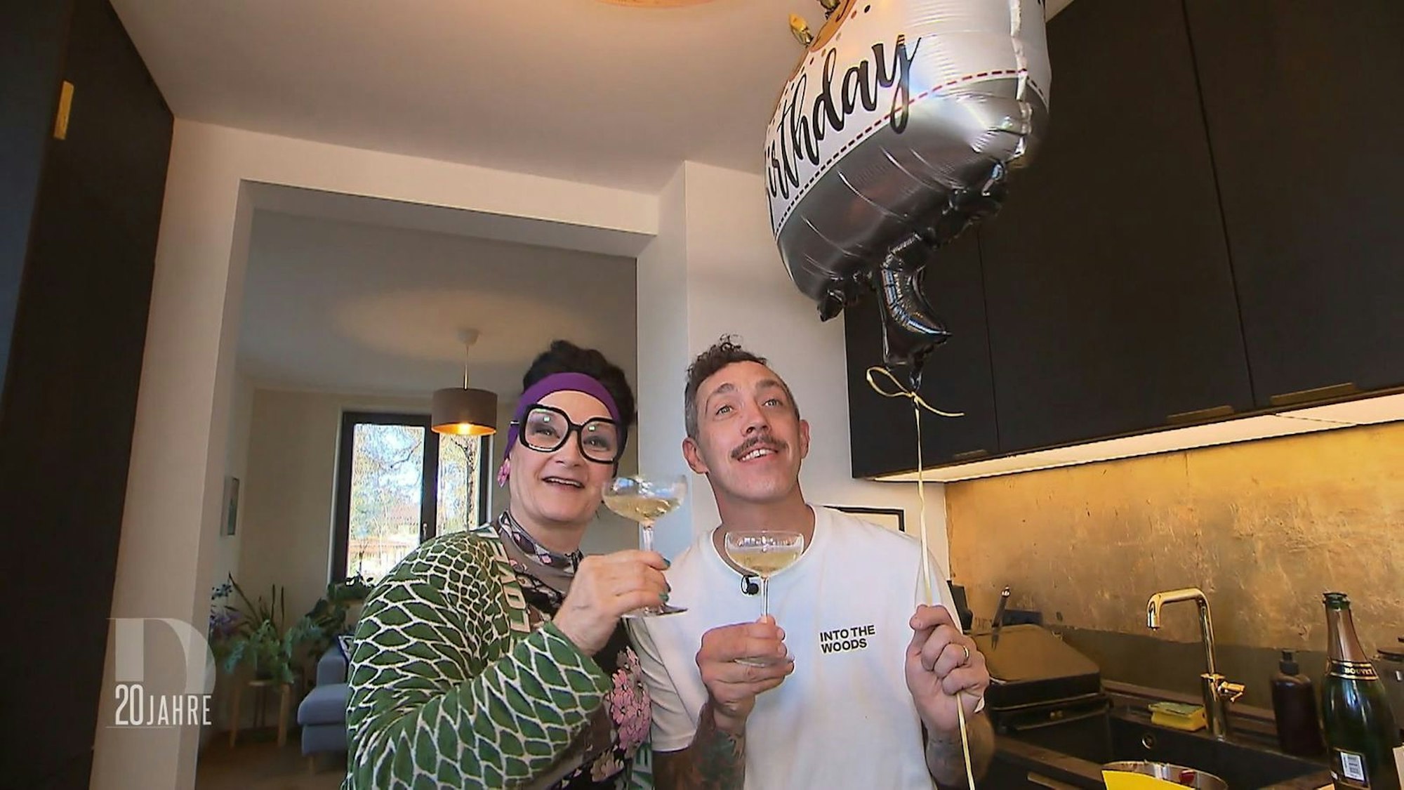 Eigentlich wollte Moritz lieber alleine kochen, aber mit Graciela Cucchiara als Schnibbelhilfe macht es dann doch viel mehr Spaß.
(Bild: RTL)