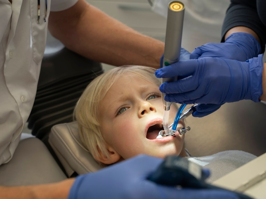 Kind bei zahnärztlicher Behandlung