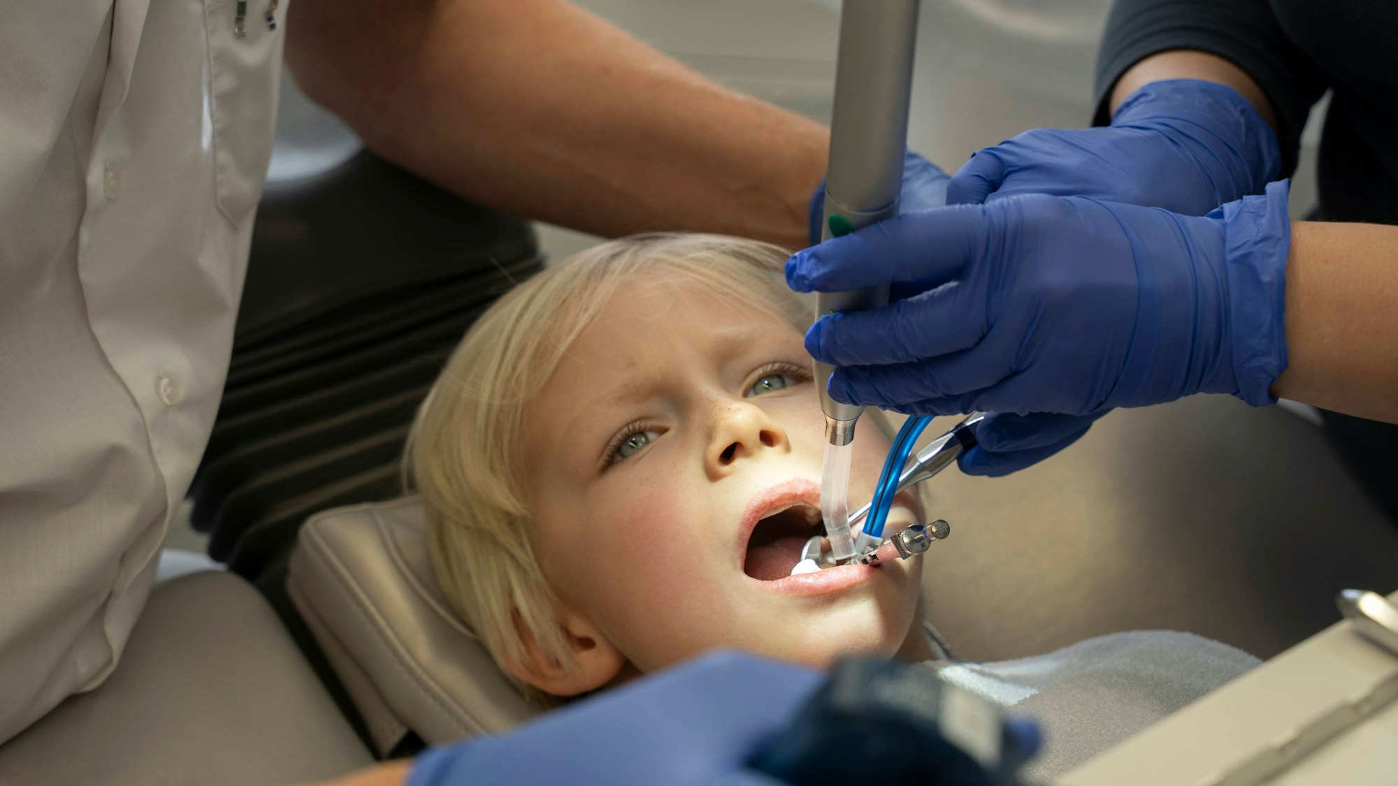 Kind bei zahnärztlicher Behandlung