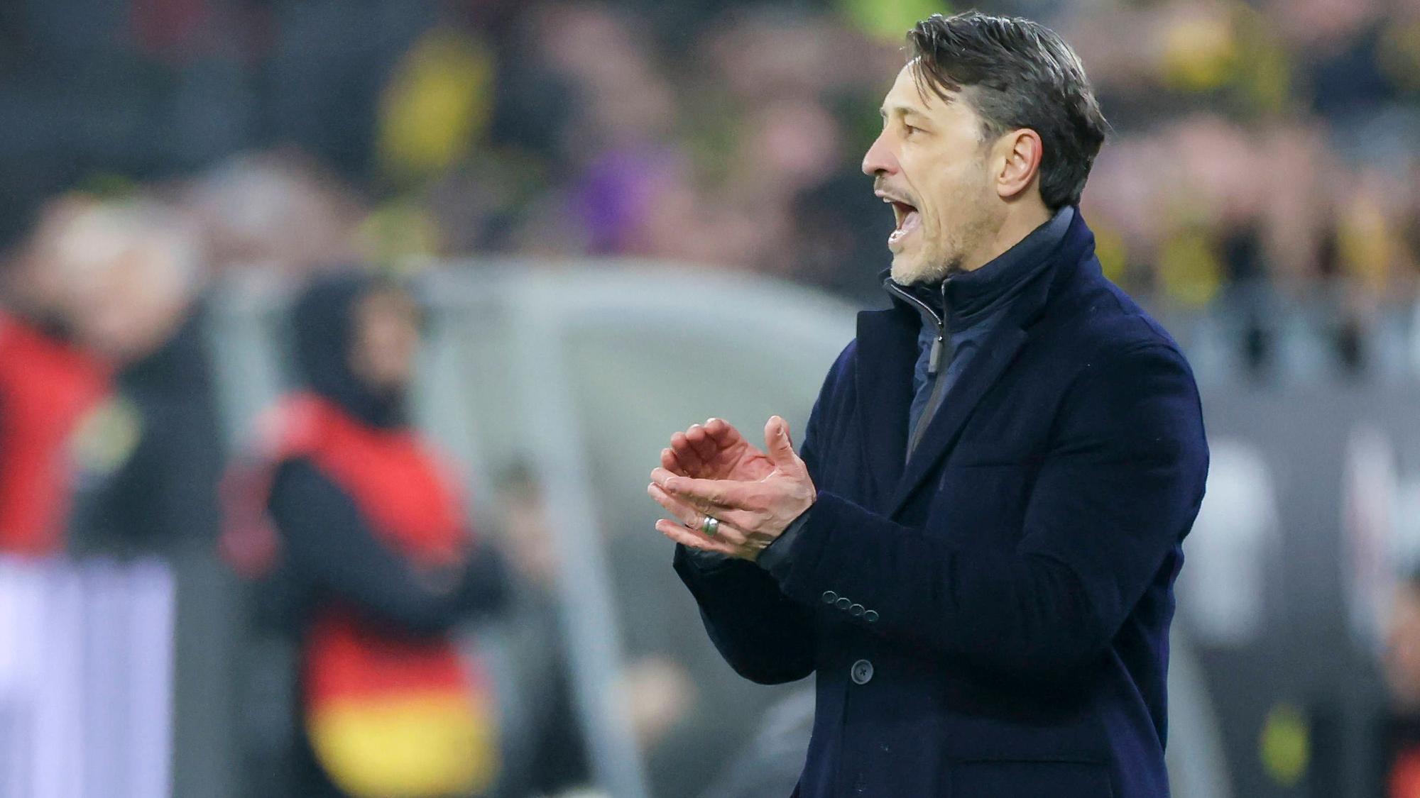 Dortmund-Trainer Niko Kovac steht an der Seitenlinie und klatscht in die Hände.