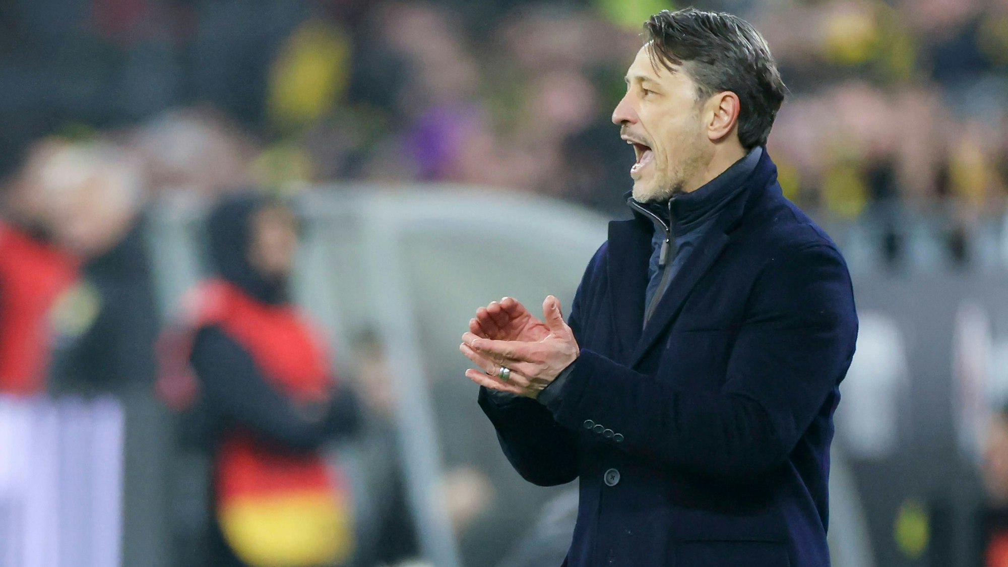 Dortmund-Trainer Niko Kovac steht an der Seitenlinie und klatscht in die Hände.