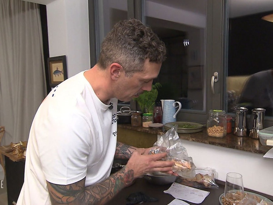 Der Pilzexperte hat statt Edel-Reizker nur Pfifferlinge eingefroren.
(Bild: RTL)