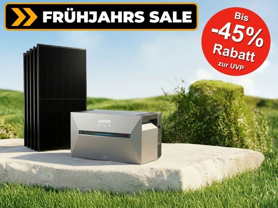 Vor einer grünen Grasfläche und einem hellblauen Himmel steht auf einer Steinplatte ein Balkonkraftwerk bestehend aus Solarpanelen und einem Anker Solix 3 Pro Speicher.
