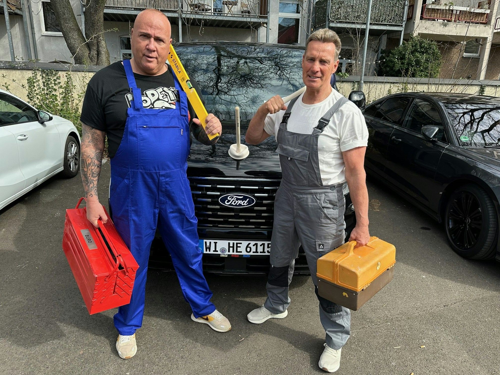 Jürgen Milski (r.) und Ramon Ademes versuchen sich für ein neues Youtube-Format als Handwerker.