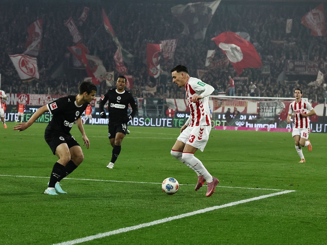 Said El Mala geht gegen St. Pauli ins Dribbling.