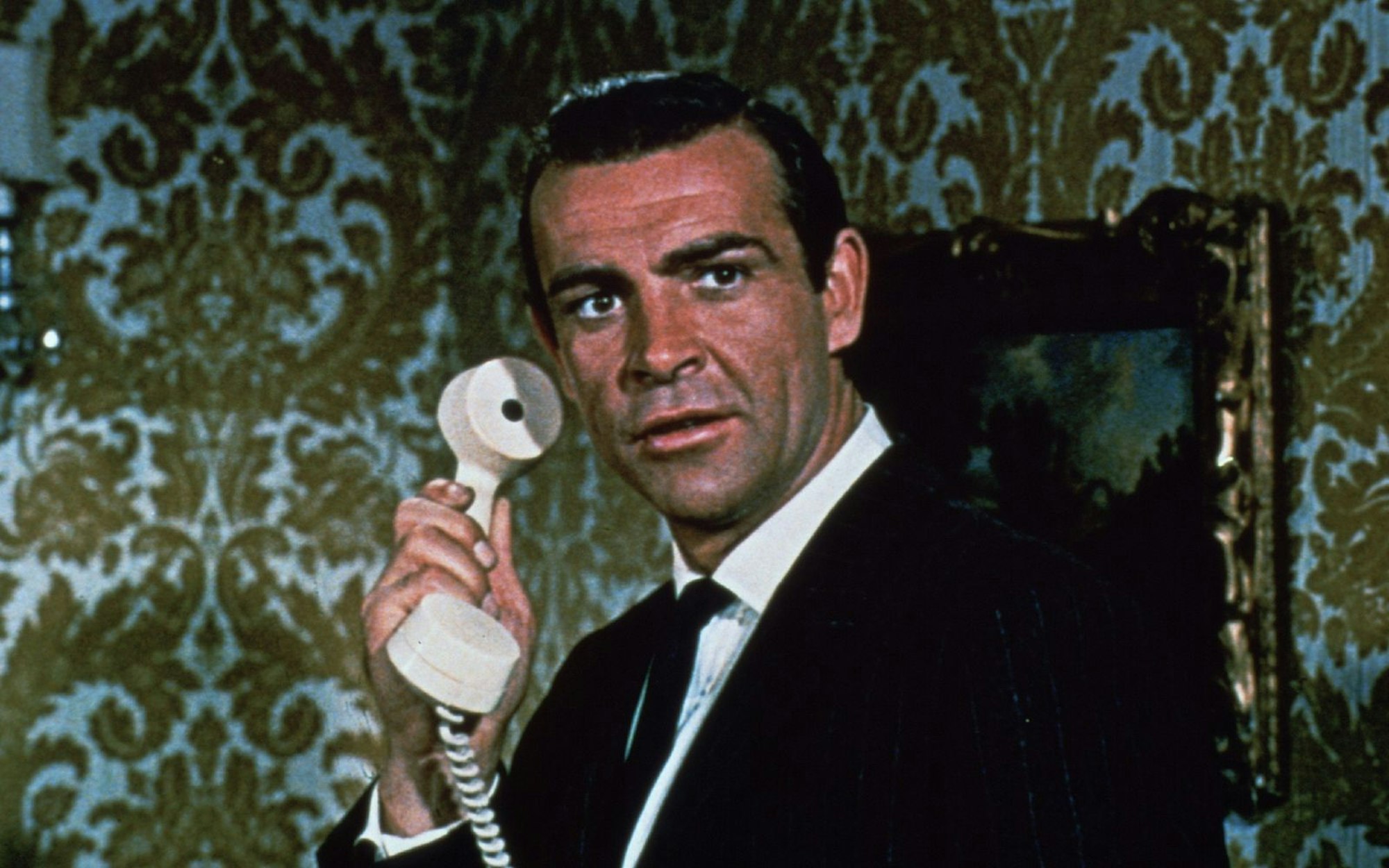 James Bond (Sean Connery) wird vom britischen Geheimdienst nach Istanbul ins russische Konsulat geschickt, um eine Dechiffriermaschine zu entwenden. (Bild: RTL / (c) 1963 Danjaq, LLC and Metro-Goldwyn-Mayer Studios Inc. All Rights Reserved)