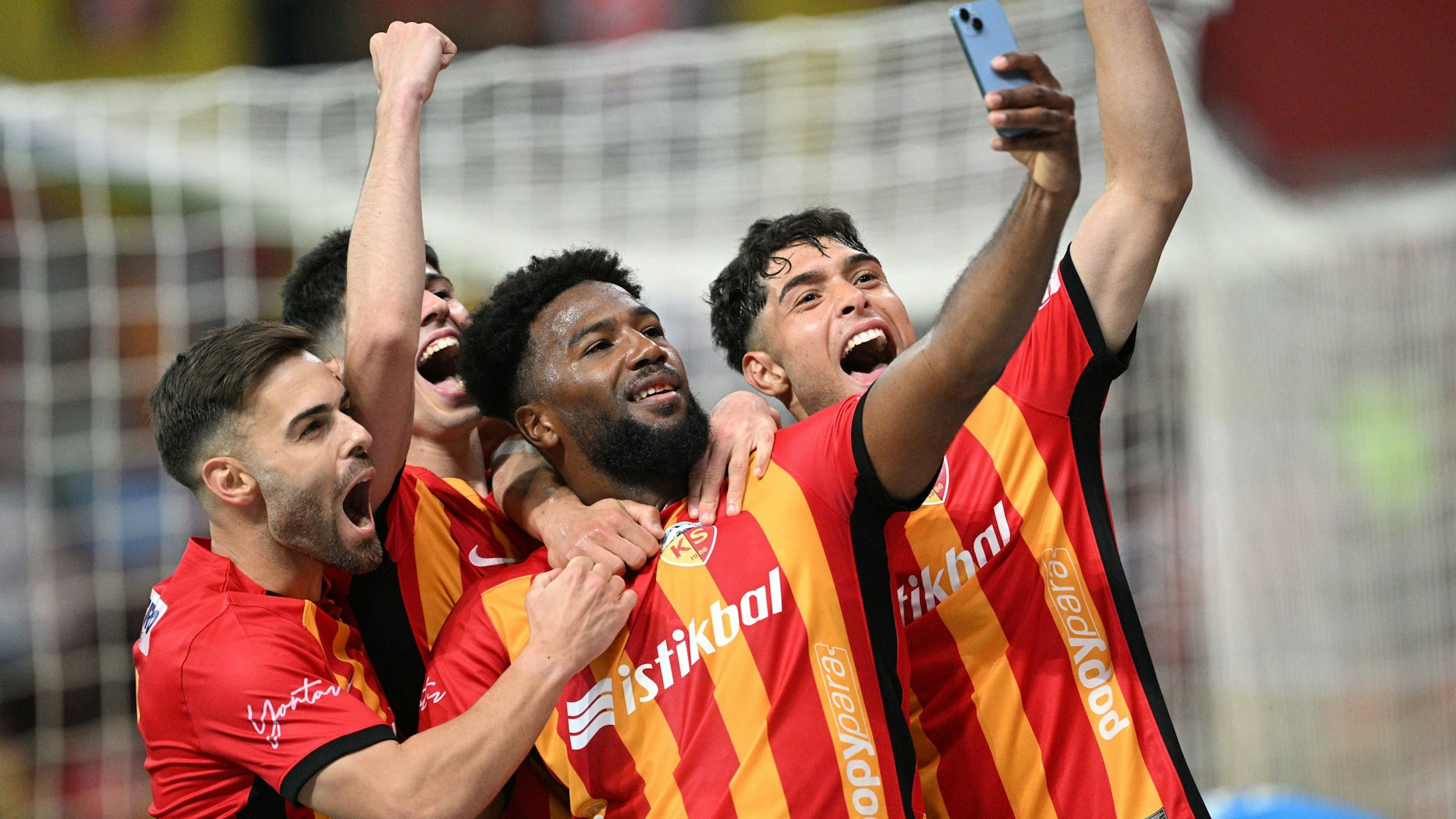 Duckens Nazon und Teamkollegen jubeln mit Handy