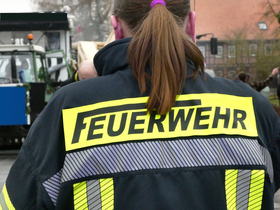 Person von hinten in Feuerwehrjacke