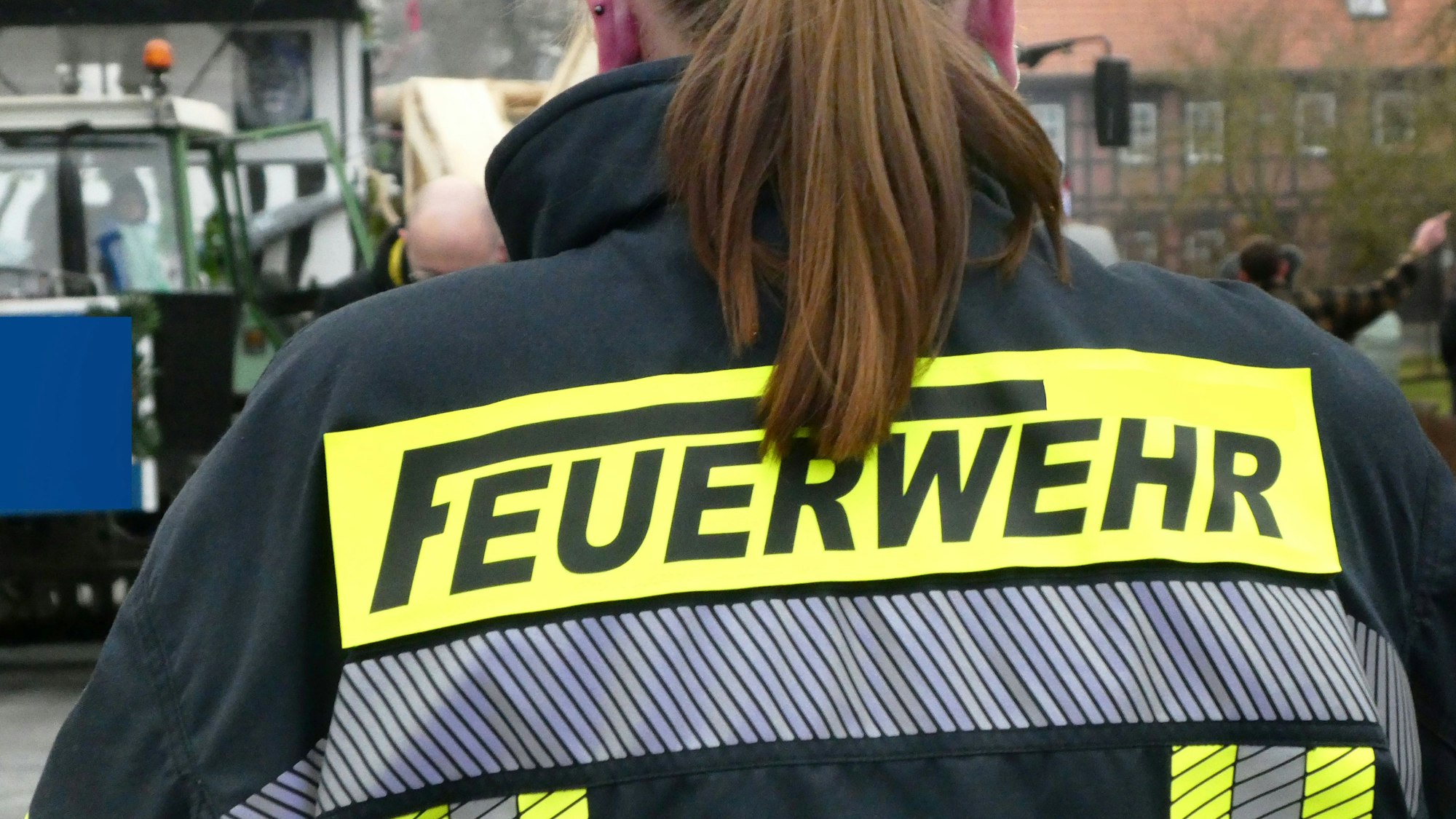 Person von hinten in Feuerwehrjacke