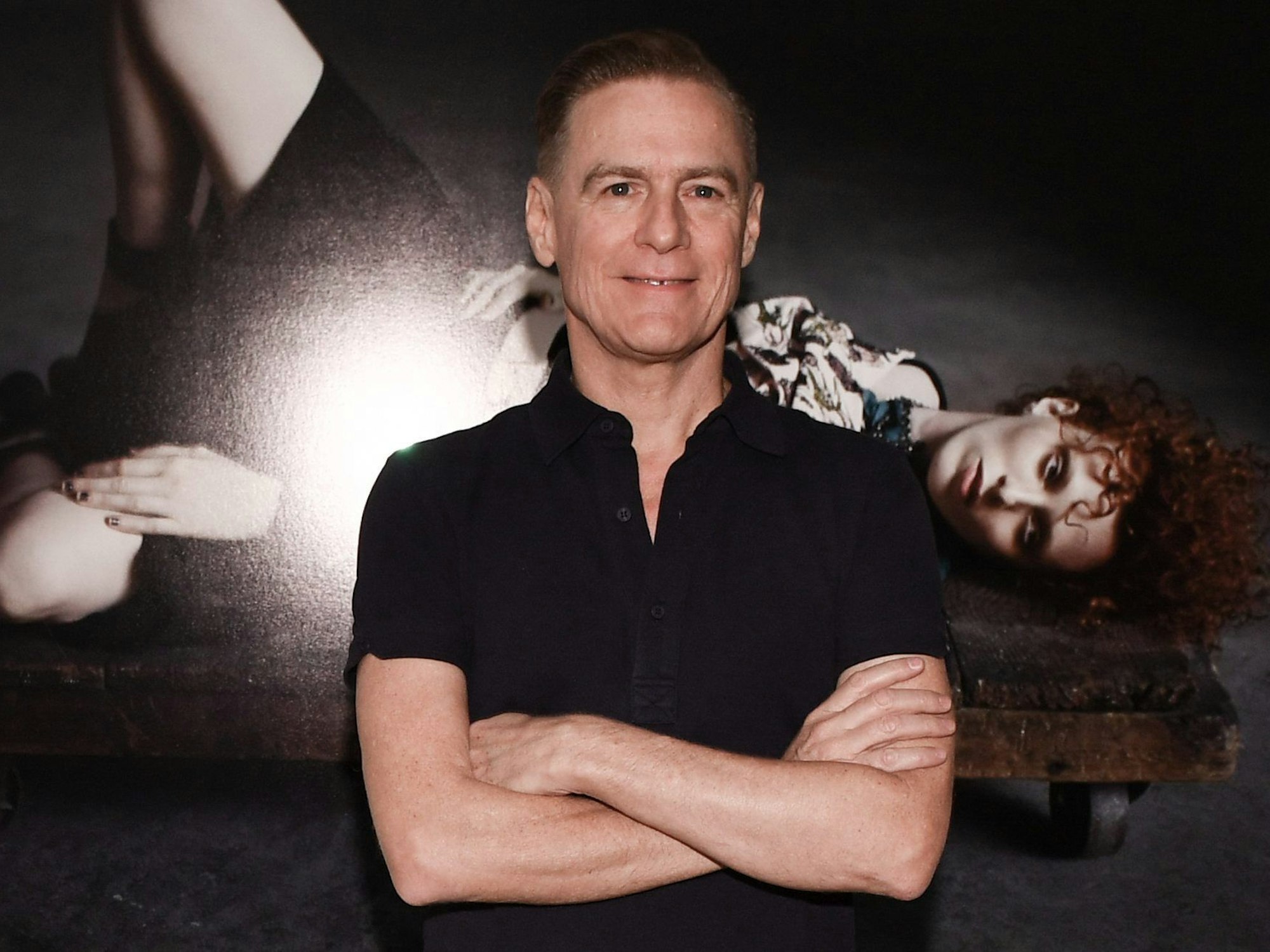 Der Sänger und Fotograf Bryan Adams steht in seiner Ausstellung.