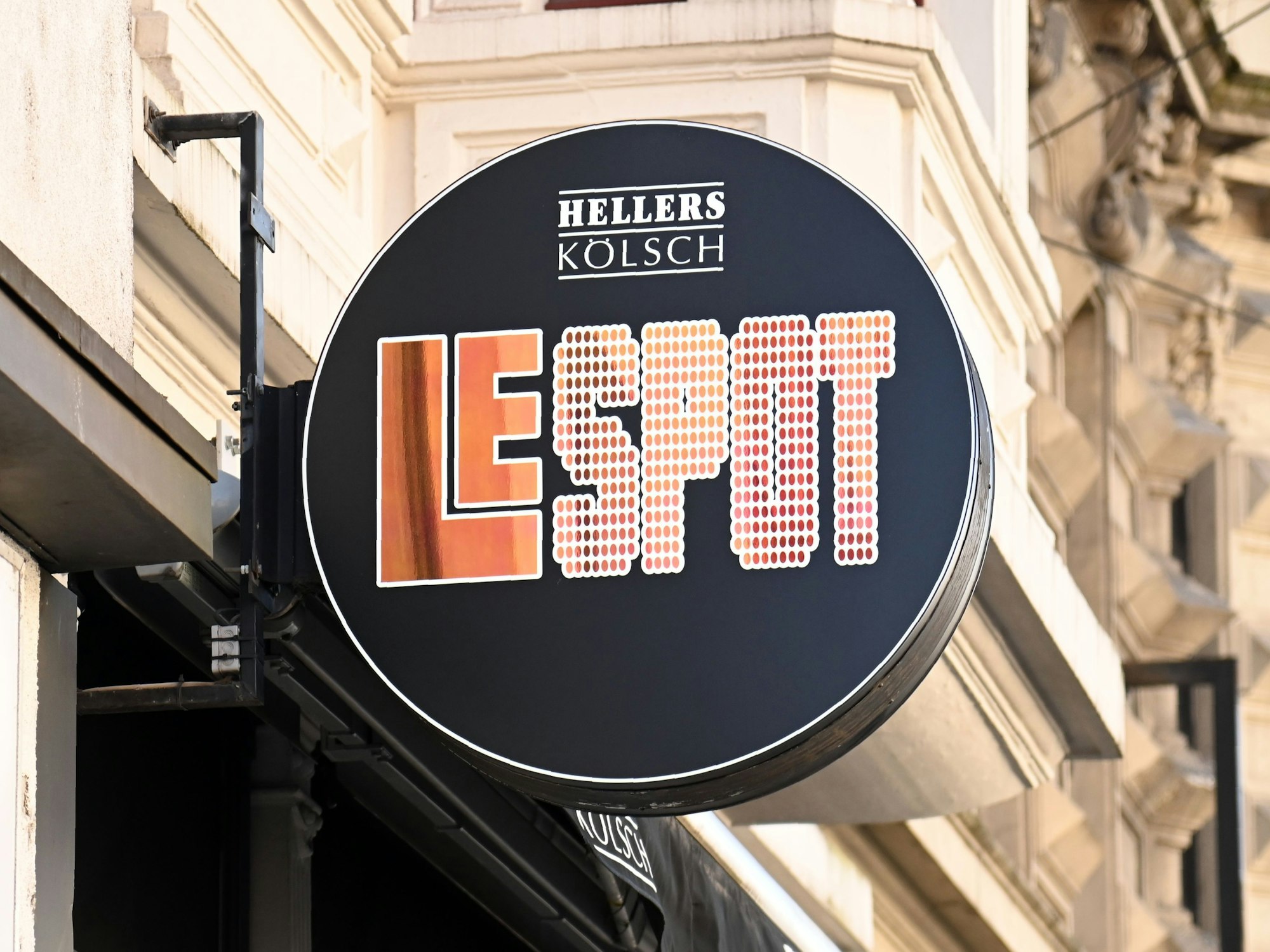 An einem Gebäude hängt ein Schild mit der Aufschrift Le Spot.