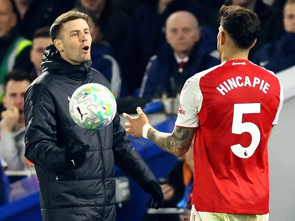 Fabian Hürzeler diskutiert mit Piero Hincapie.