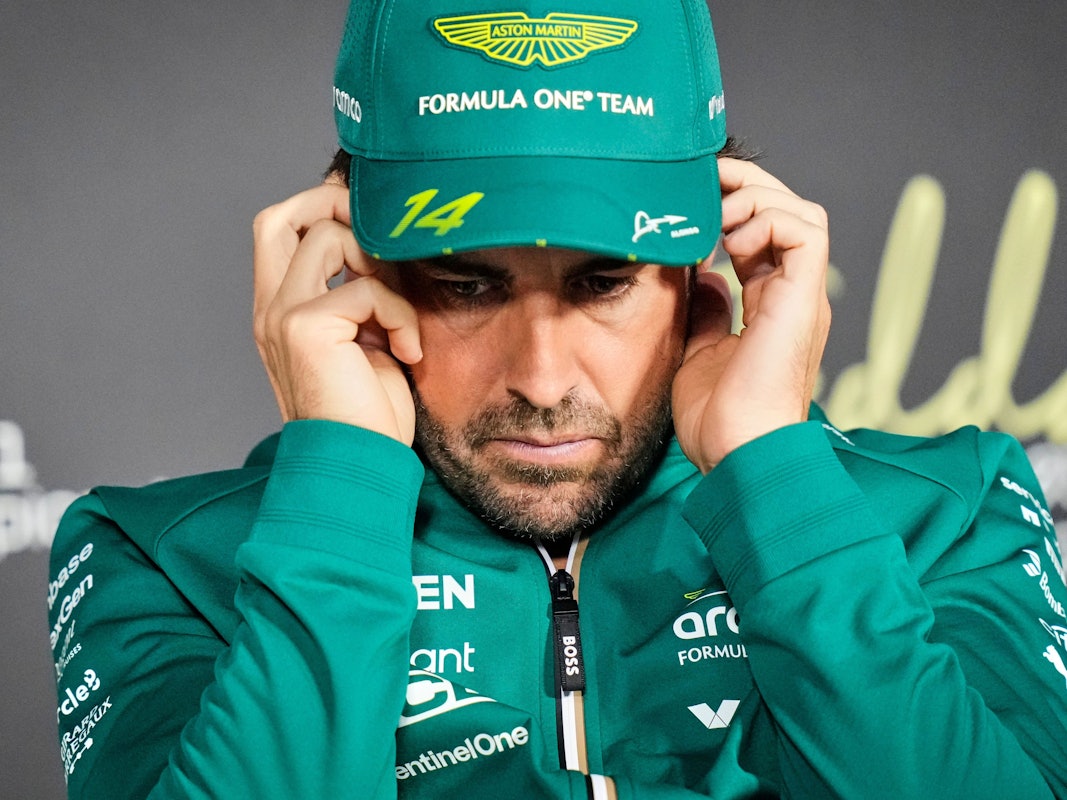 Aston-Martin-Pilot Fernando Alonso aus Spanien fühlt sich kurz vor dem Formel-1-Start noch nicht wohl in seinem Auto.