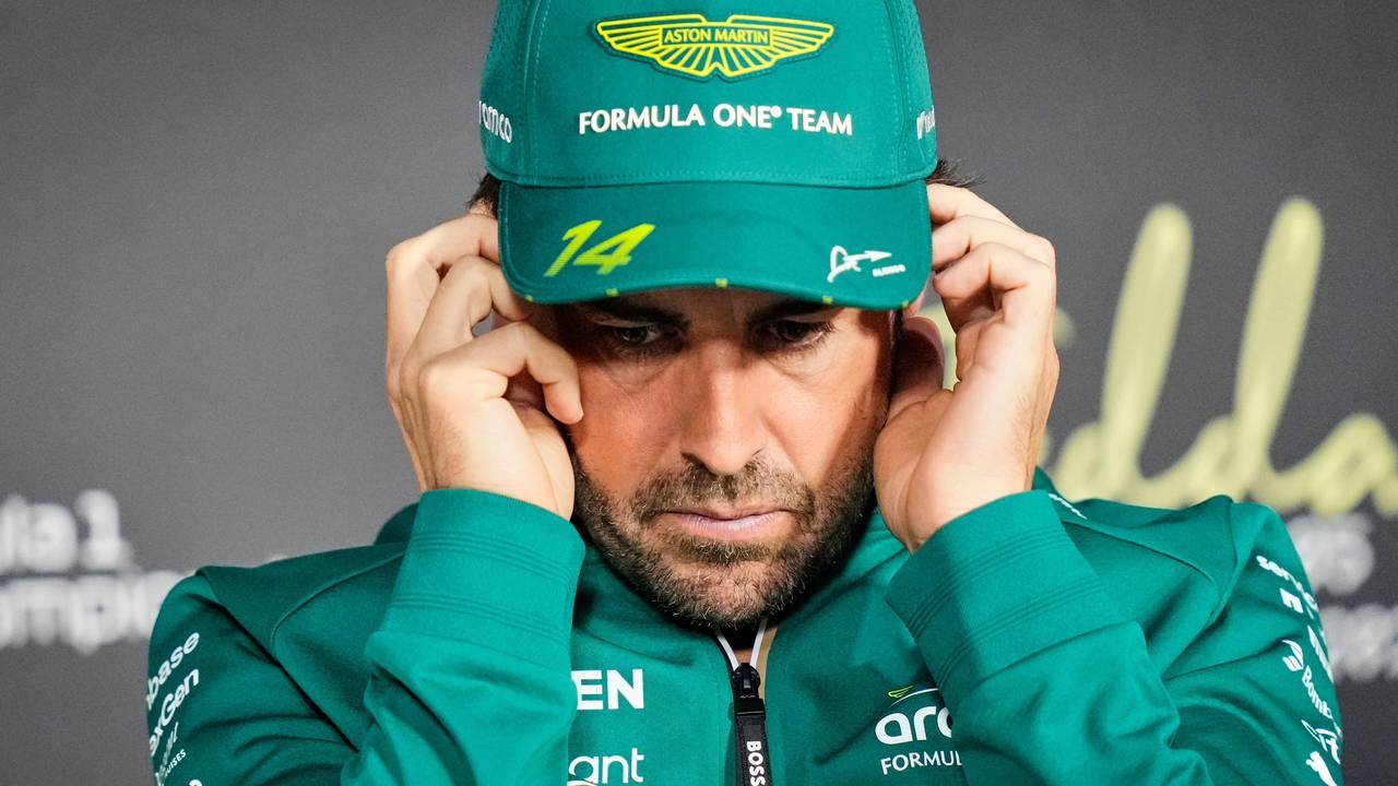 Aston-Martin-Pilot Fernando Alonso aus Spanien fühlt sich kurz vor dem Formel-1-Start noch nicht wohl in seinem Auto.