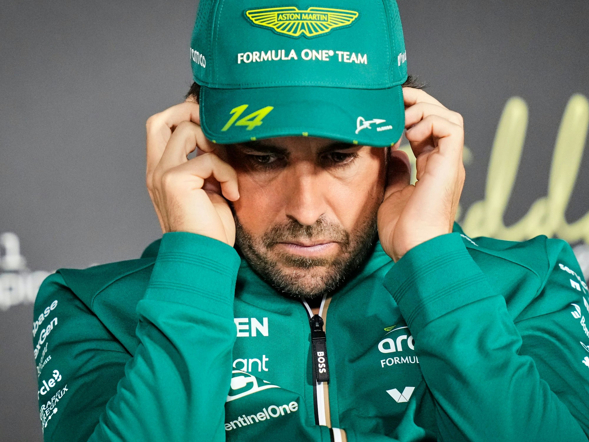 Aston-Martin-Pilot Fernando Alonso aus Spanien fühlt sich kurz vor dem Formel-1-Start noch nicht wohl in seinem Auto.