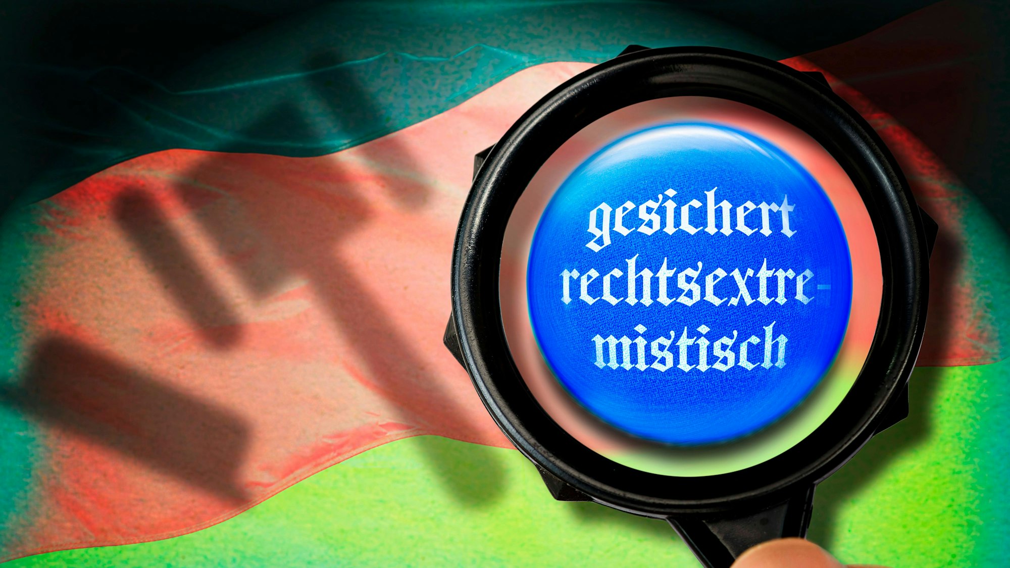 Lupe über Anstecker mit „gesichert rechtsextremistisch“