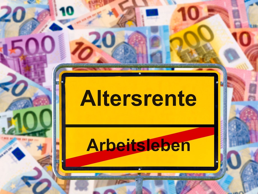Schild mit Altersrente und Arbeitsleben, Euro-Banknoten