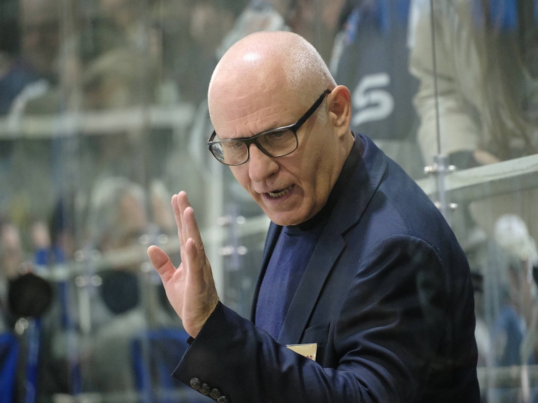 Peter Draisaitl macht ein Handzeichen zu einem Spieler.