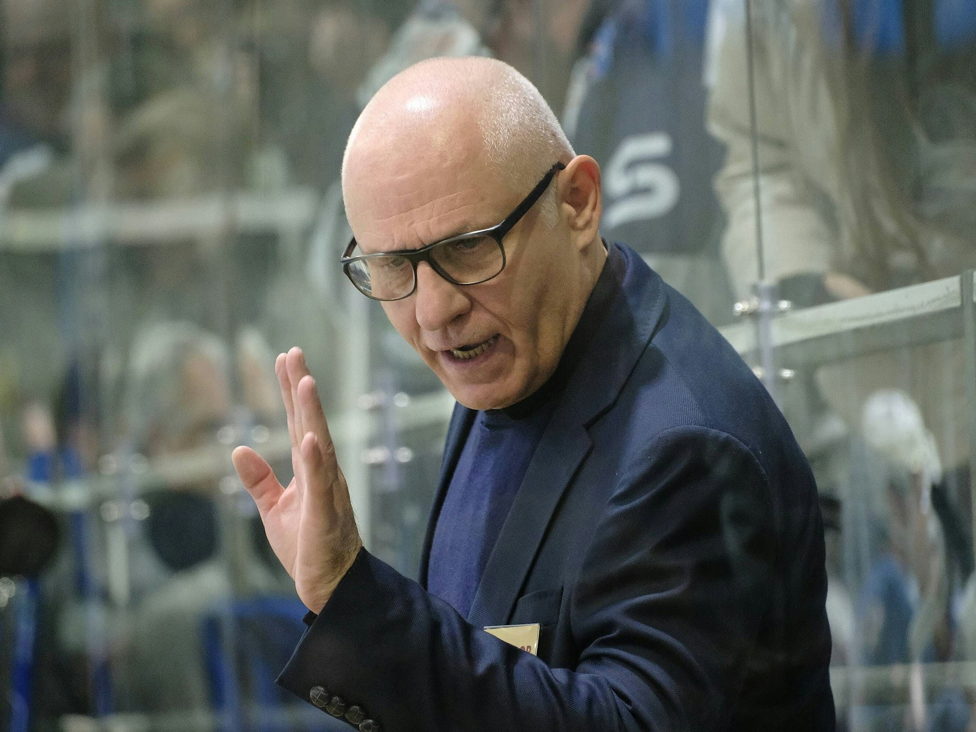 Peter Draisaitl macht ein Handzeichen zu einem Spieler.