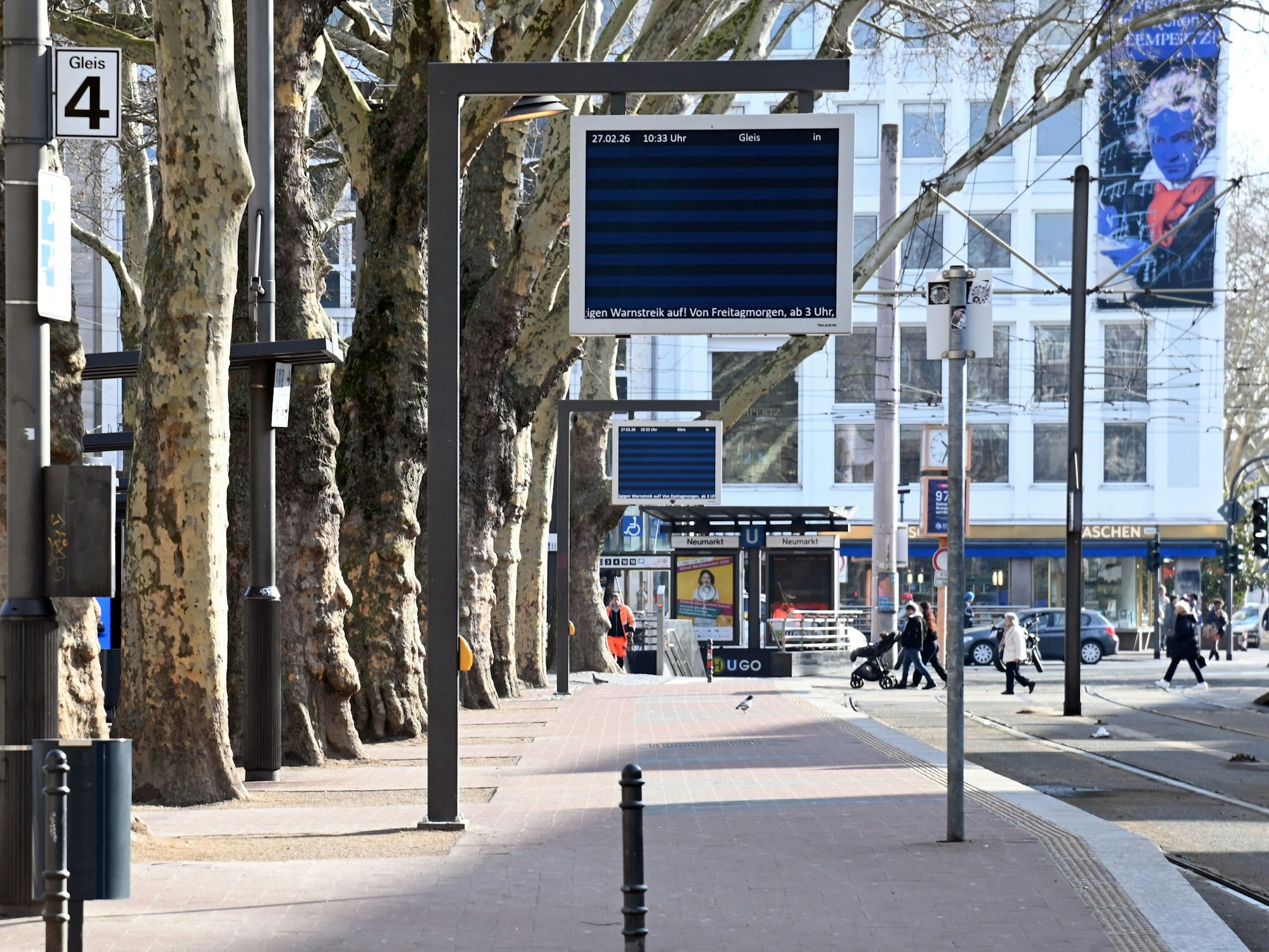 An Haltestellen steht kein Mensch.