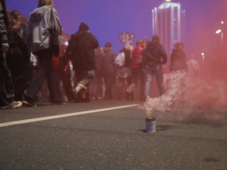 Demonstrierende Menschen und Rauch