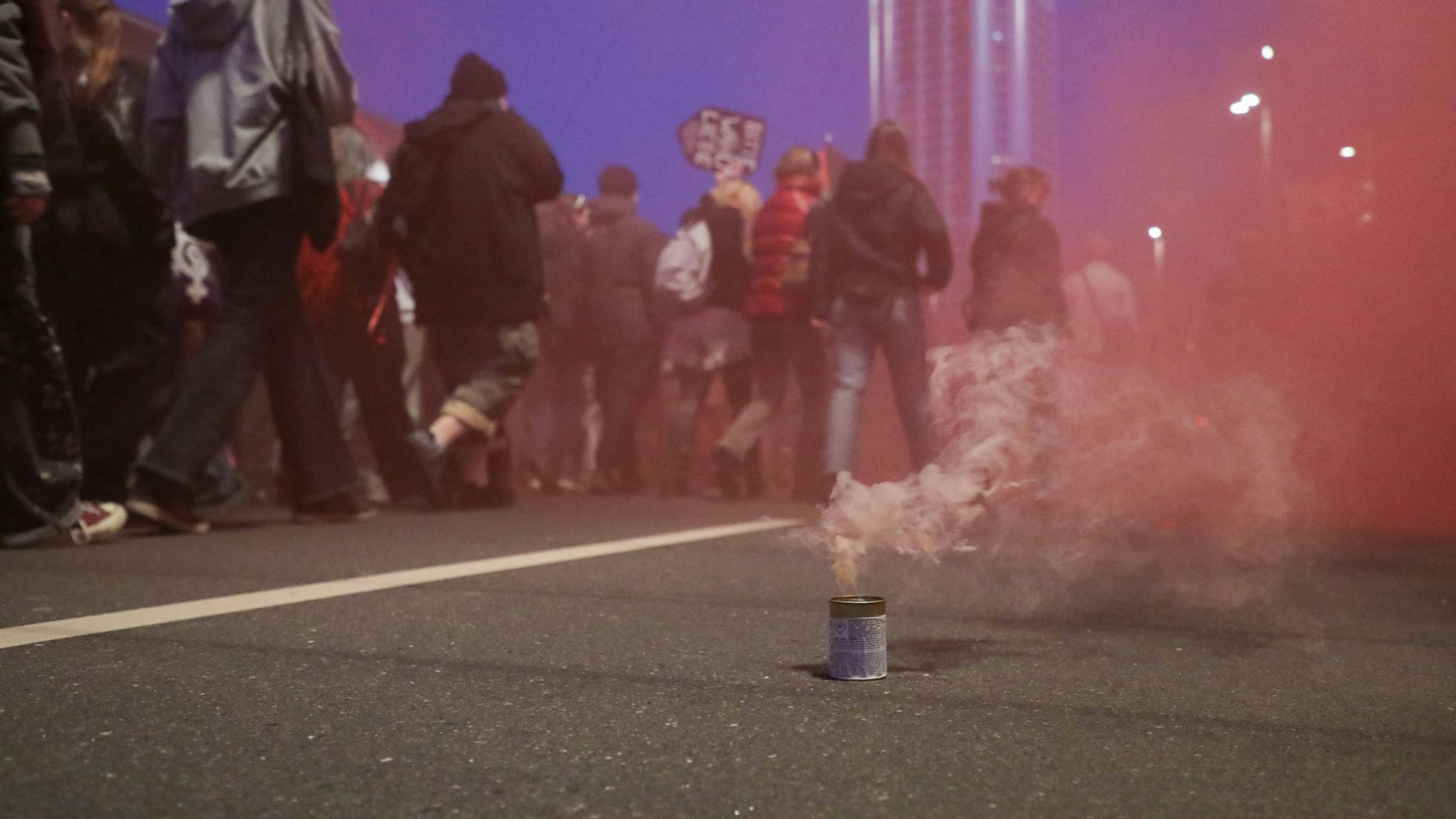 Demonstrierende Menschen und Rauch