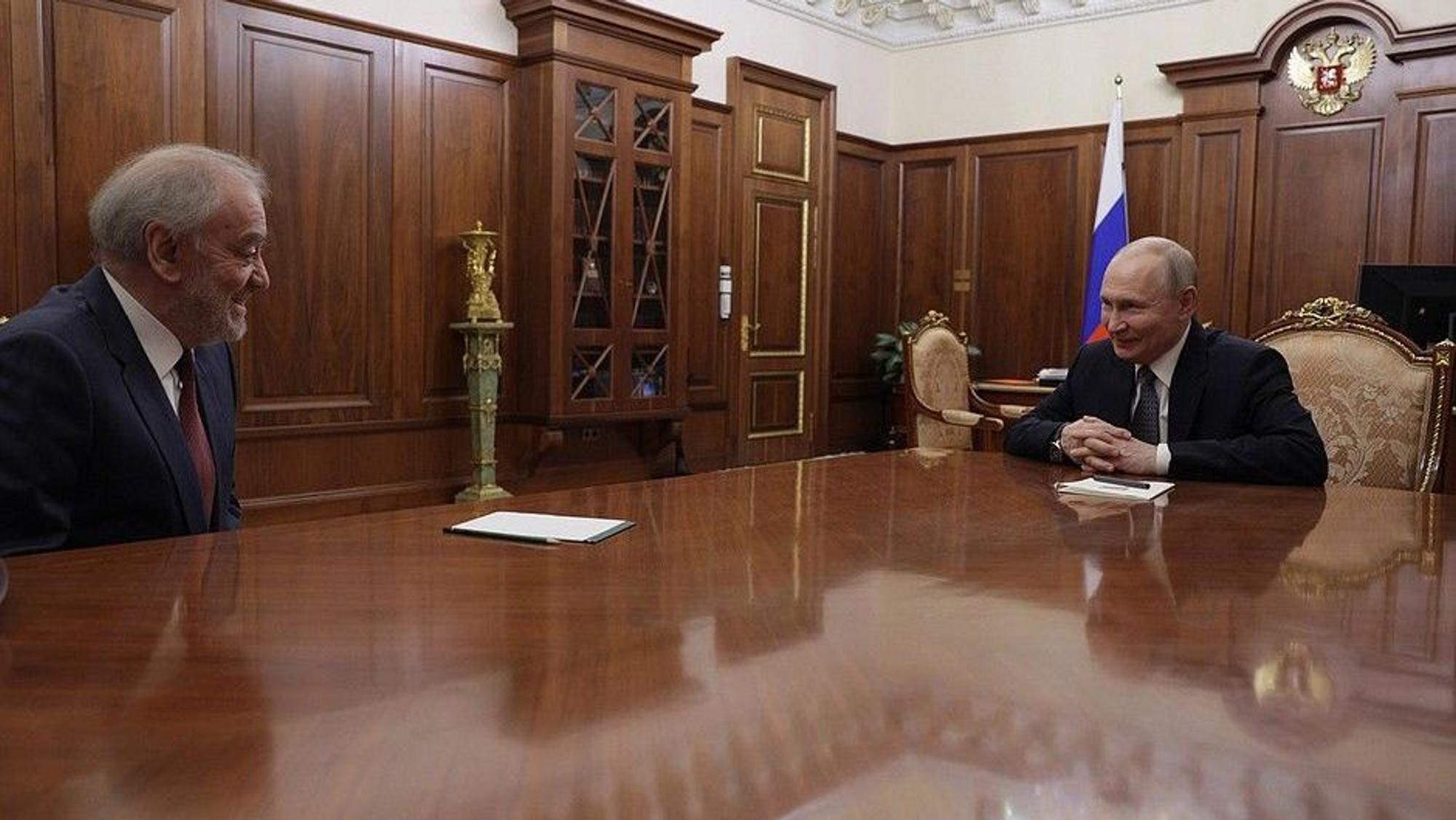 Dieses vom Kreml veröffentlichte Bild zeigt Putin (r.) in seinem Büro, zusammen mit dem Direktor des Bolschoi.