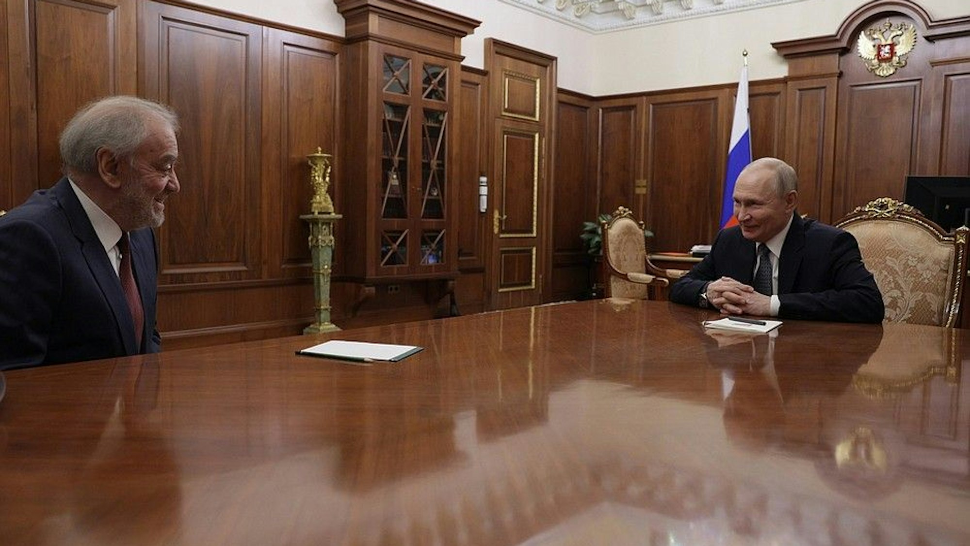 Dieses vom Kreml veröffentlichte Bild zeigt Putin (r.) in seinem Büro, zusammen mit dem Direktor des Bolschoi.