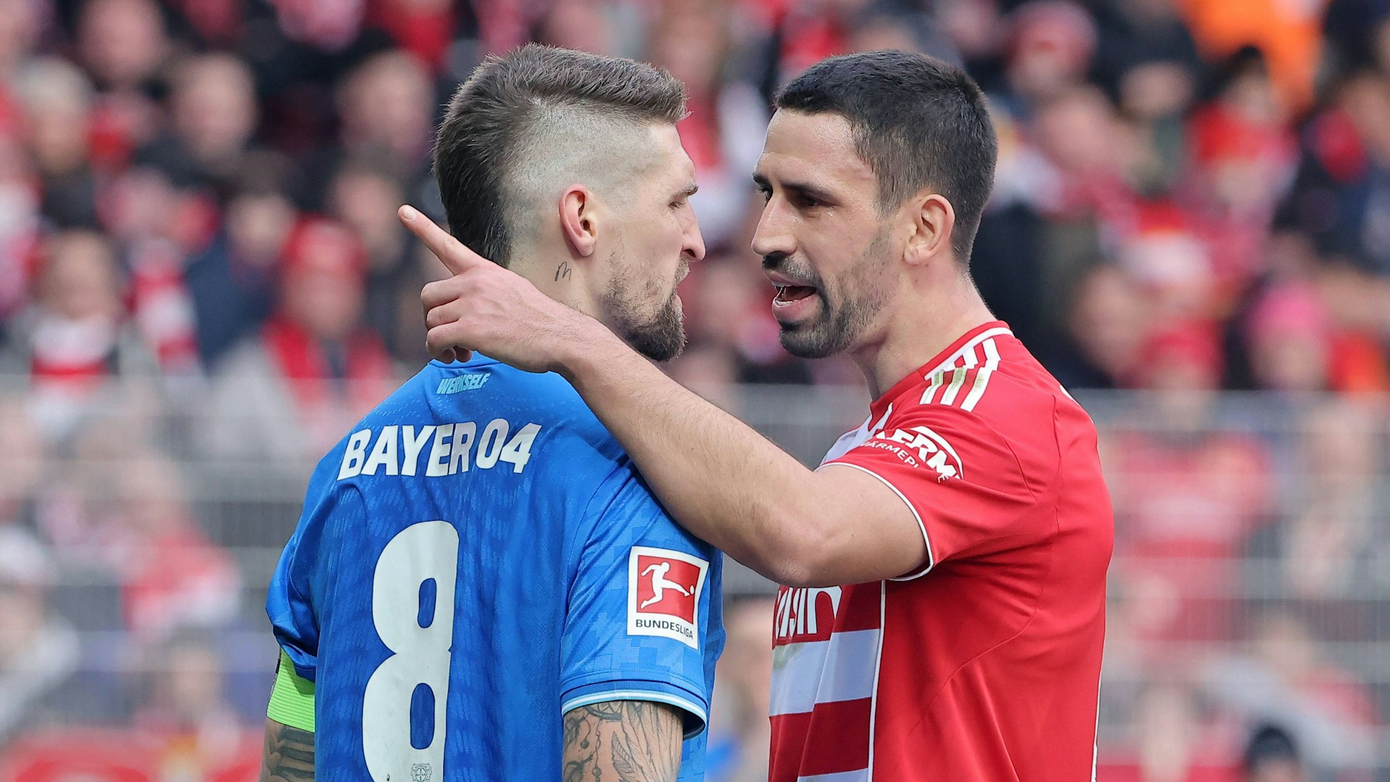 Rani Khedira gerät mit Robert Andrich aneinander.