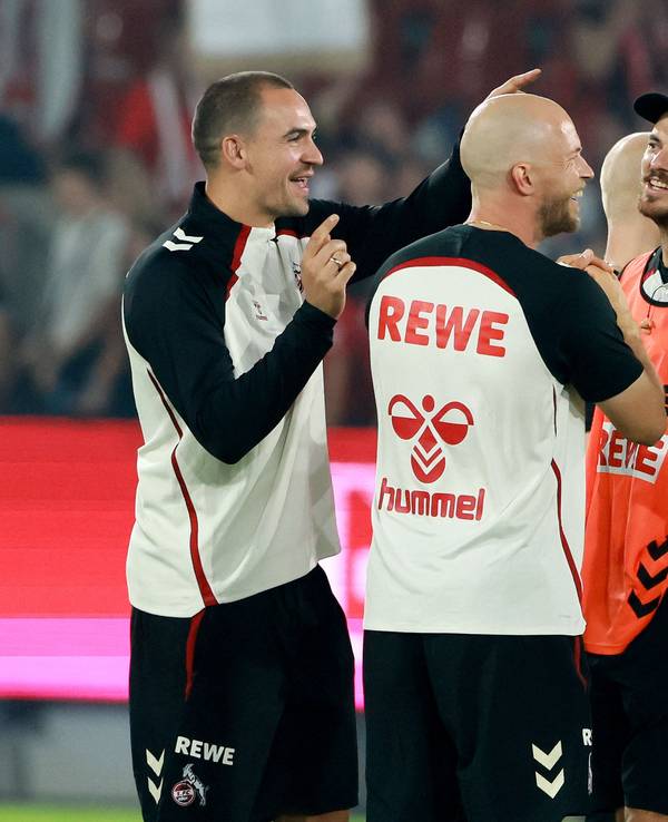 Das Trainerteam des 1. FC Köln spricht nach einem Spiel im Kreis miteinander.