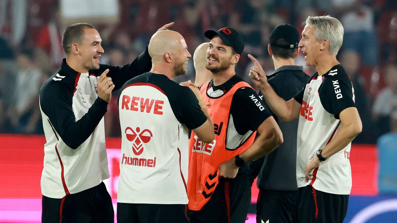 Das Trainerteam des 1. FC Köln spricht nach einem Spiel im Kreis miteinander.