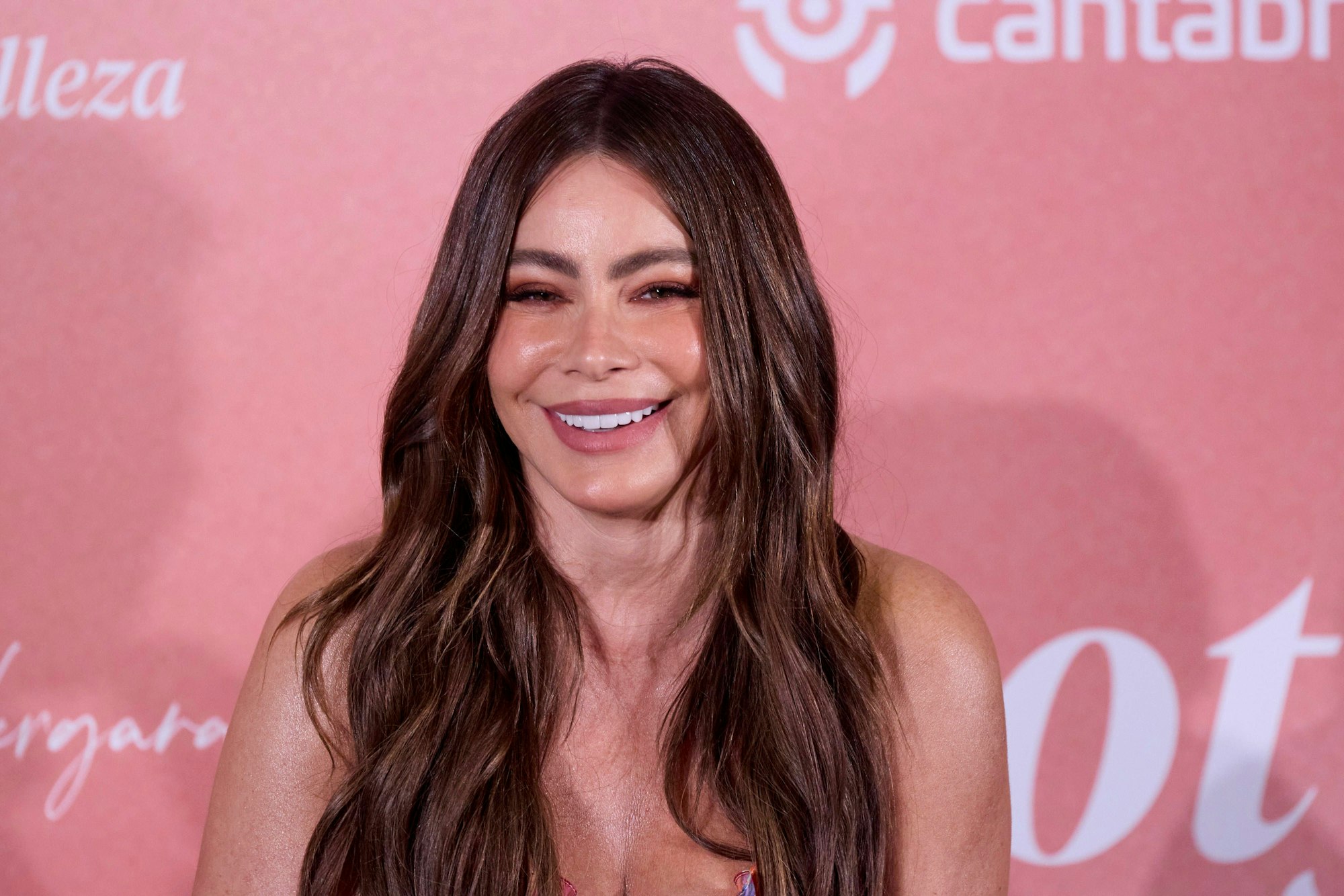 Sofía Vergara lächelt.
