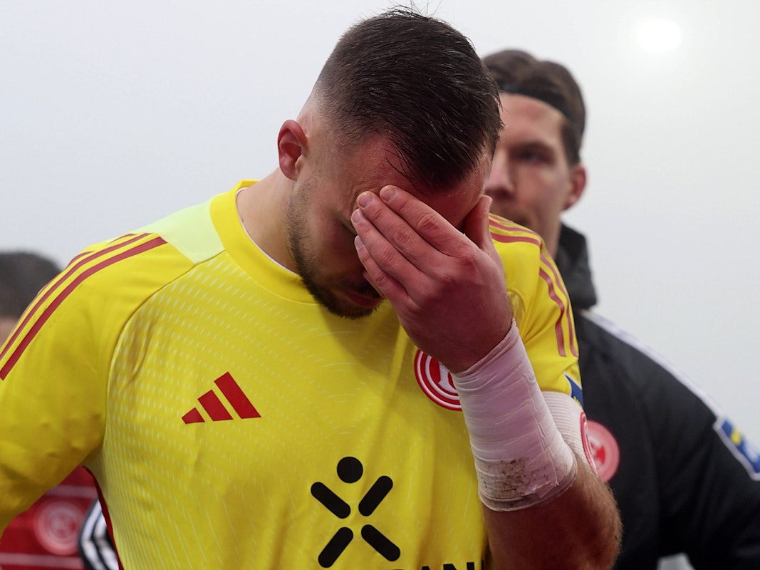 Florian Kastenmeier senkt enttäuscht den Kopf und fasst sich mit seiner Hand an die Stirn.