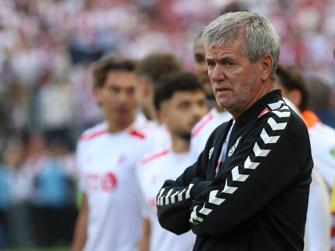 Friedhelm Funkel steht beim FC an der Seitenlinie.