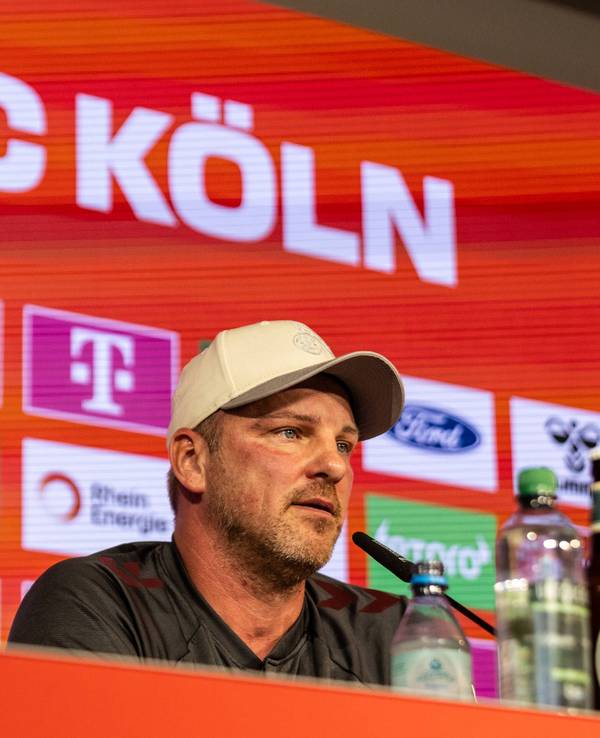 Lukas Kwasniok (1. FC Köln) sitzt am 25. Februar 2026 auf dem Podium und beantwortet Fragen.